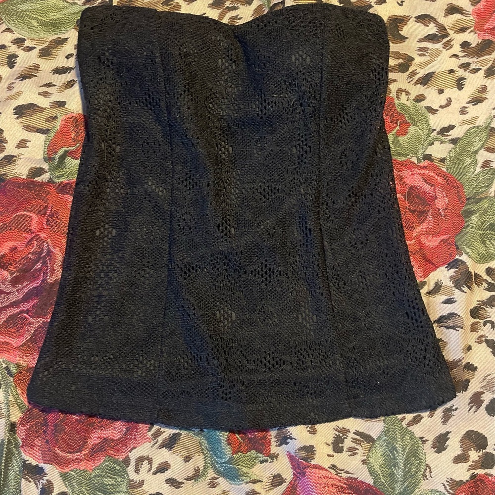 Sleek Black Strapless Sleeveless Top for Night Out